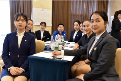礼仪铸就卓越服务 萨维尔国际商学院携手财信酒店打造酒店服务礼仪内训课堂风采